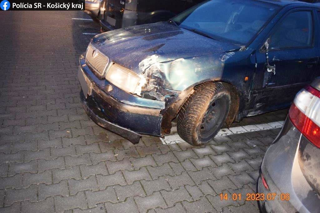 Len 17-ročný vodič pod vplyvom alkoholu narazil do oplotenia rodinného domu (FOTO)