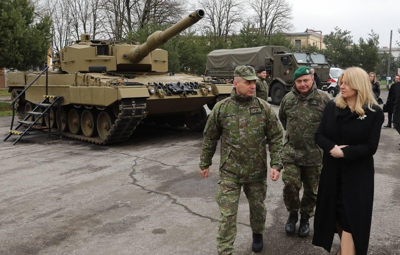 Slúžiť v cudzom vojsku so slovenským pasom je rizikom pre všetkých, tvrdí SNS