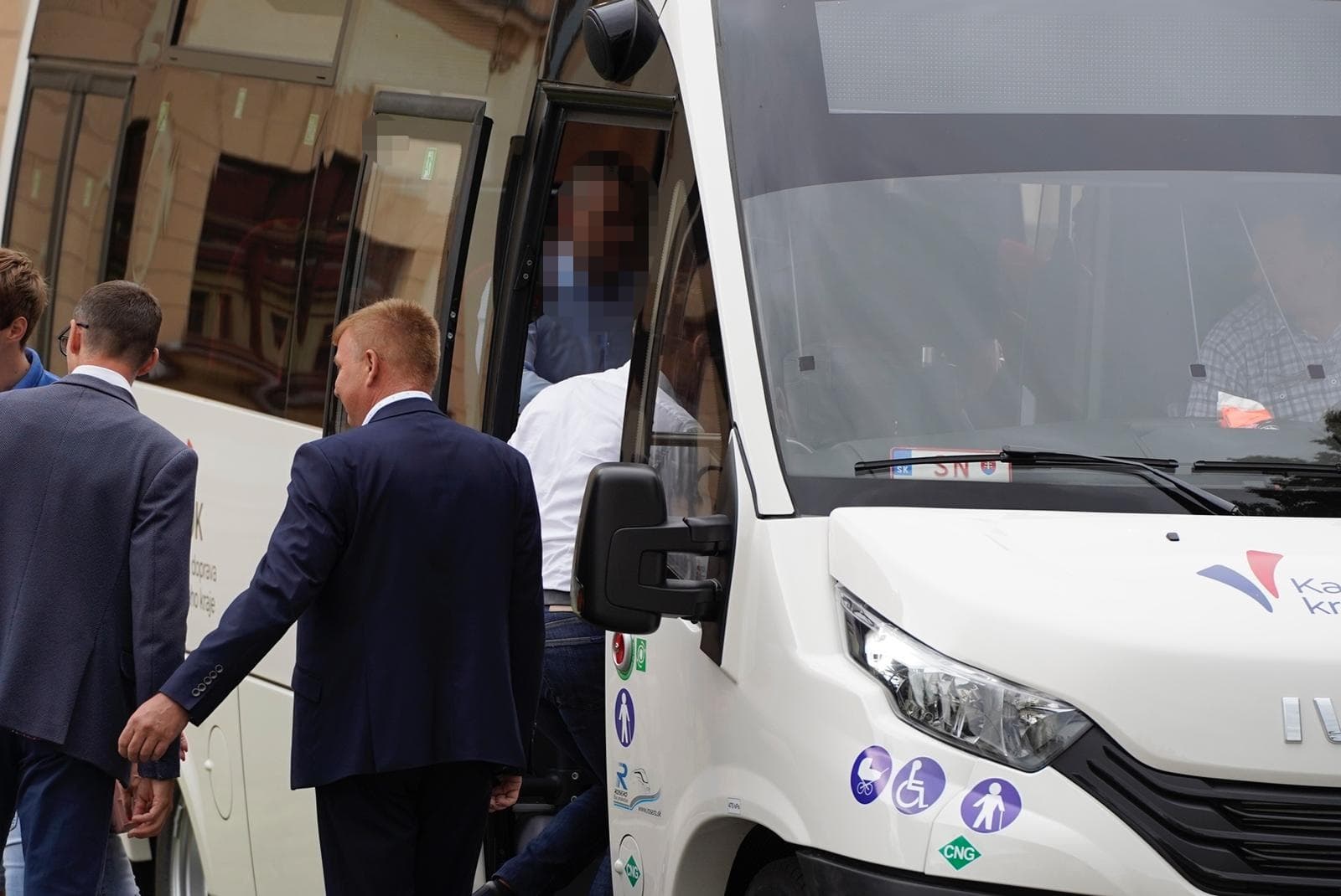 FOTO: Takto ste ho ešte NEVIDELI! ZNÁMY POLITIK v AUTOBUSE!