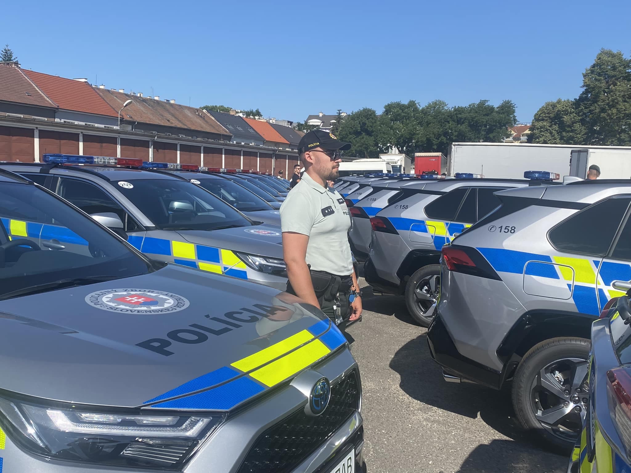 Policajtom v Košickom kraji odovzdali 4 nové plug-in hybridné vozidlá