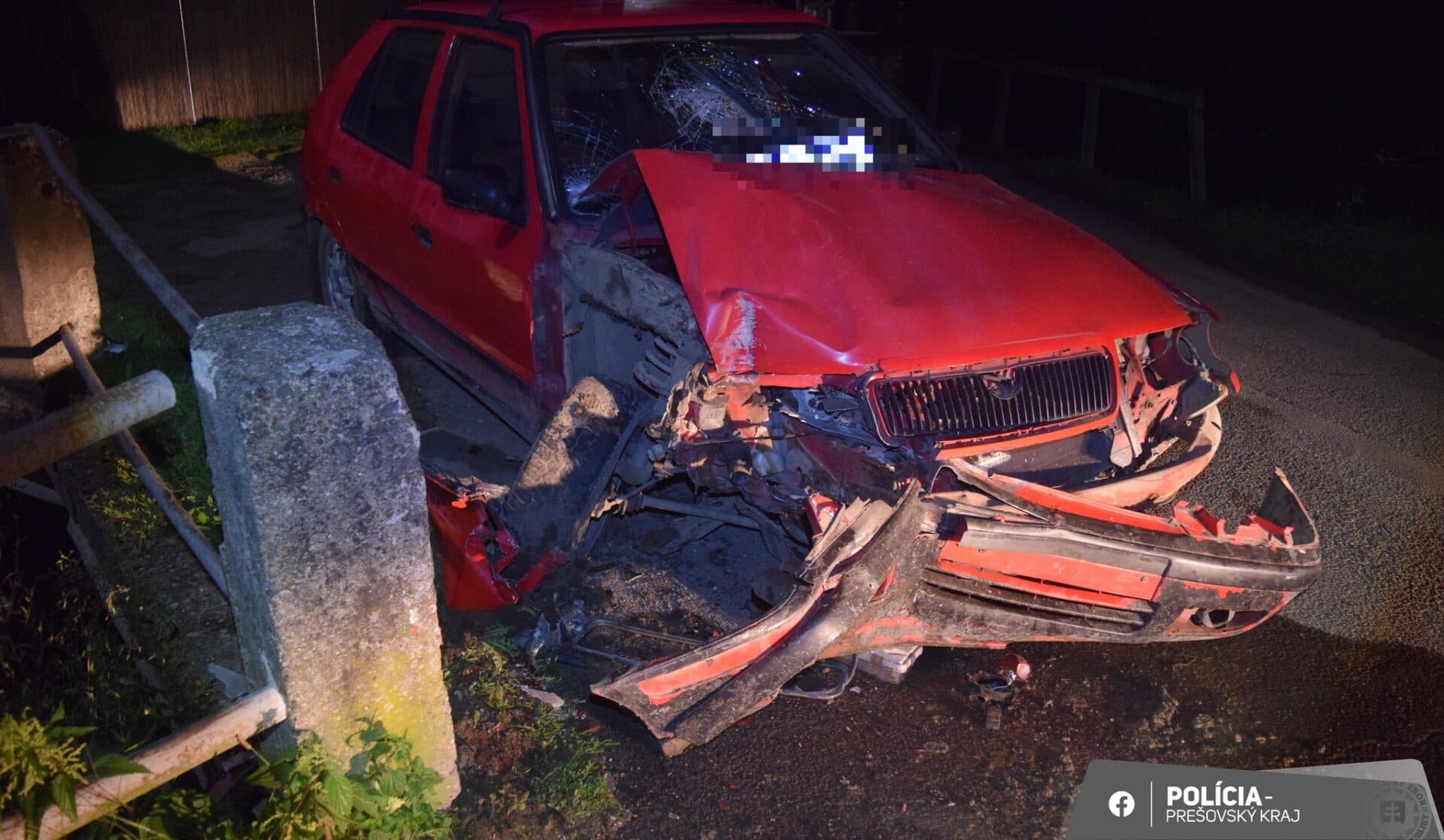 Opitý vodič narazil do betónového stĺpa, spolujazdkyňa sa vážne zranila (FOTO)