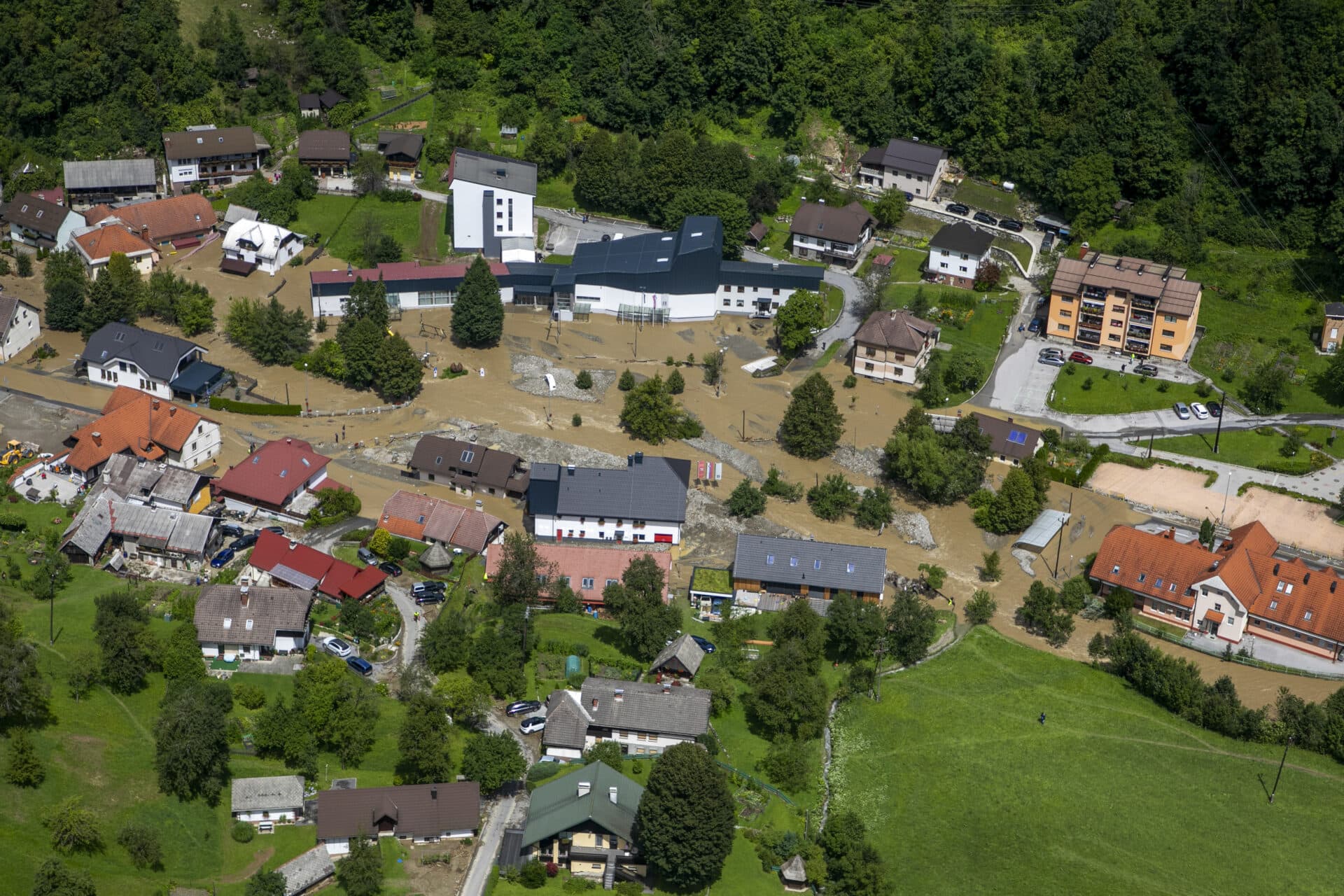 Slovenský tím v Slovinsku pracuje na navracaní korýt do pôvodných koridorov