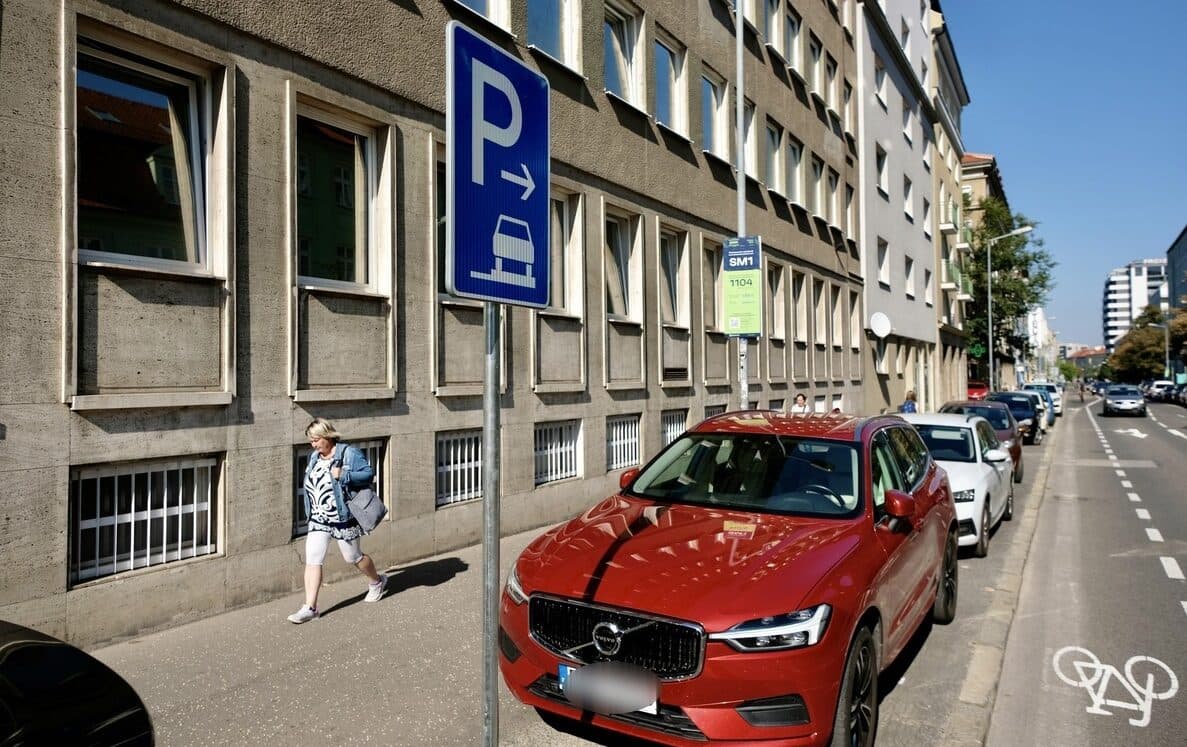 Zákaz parkovania na chodníkoch a drahšie parkovné! Zmeny platné od októbra