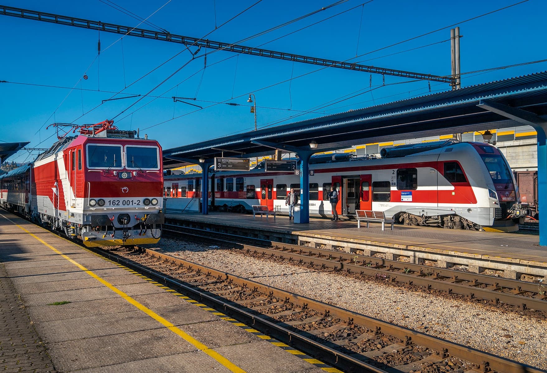 Vlakovú dopravu na východe komplikujú meškania aj plánované výluky