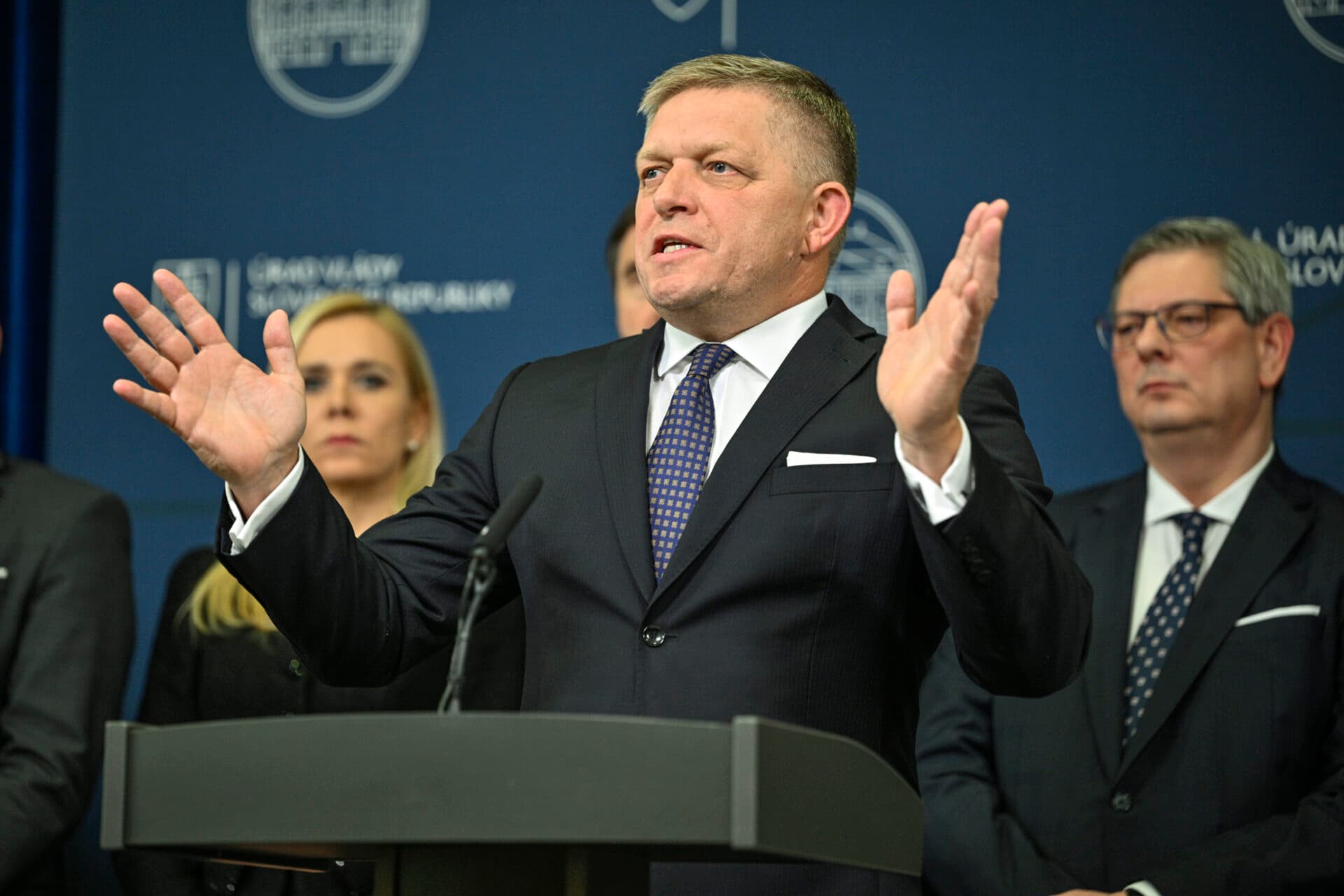 Fico dodržal, čo avizoval: Členom vlády stúpnu platy, on sám môže zarobiť až 11-TISÍC EUR mesačne!
