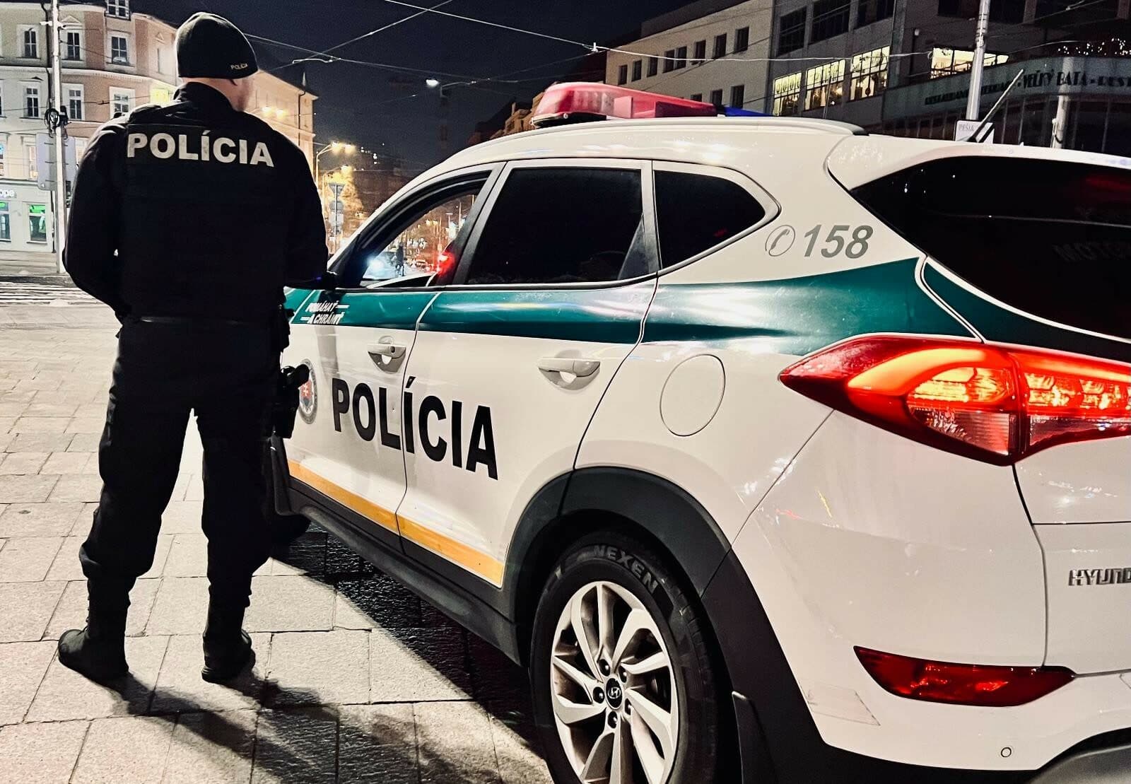 Policajti v Košiciach vyliezli po lešení, aby pomohli uväznenej seniorke v byte (VIDEO)