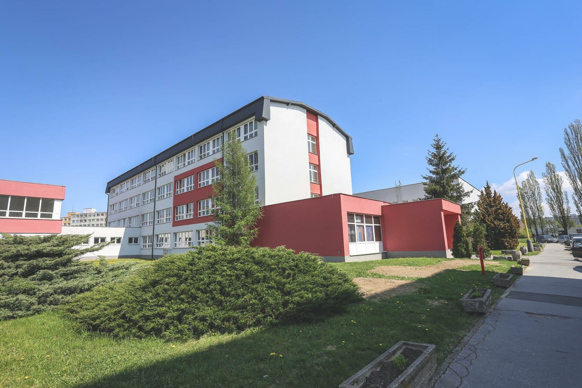 Koncoročné vysvedčenia si prevzalo viac ako 22-tisíc žiakov župných stredných škôl