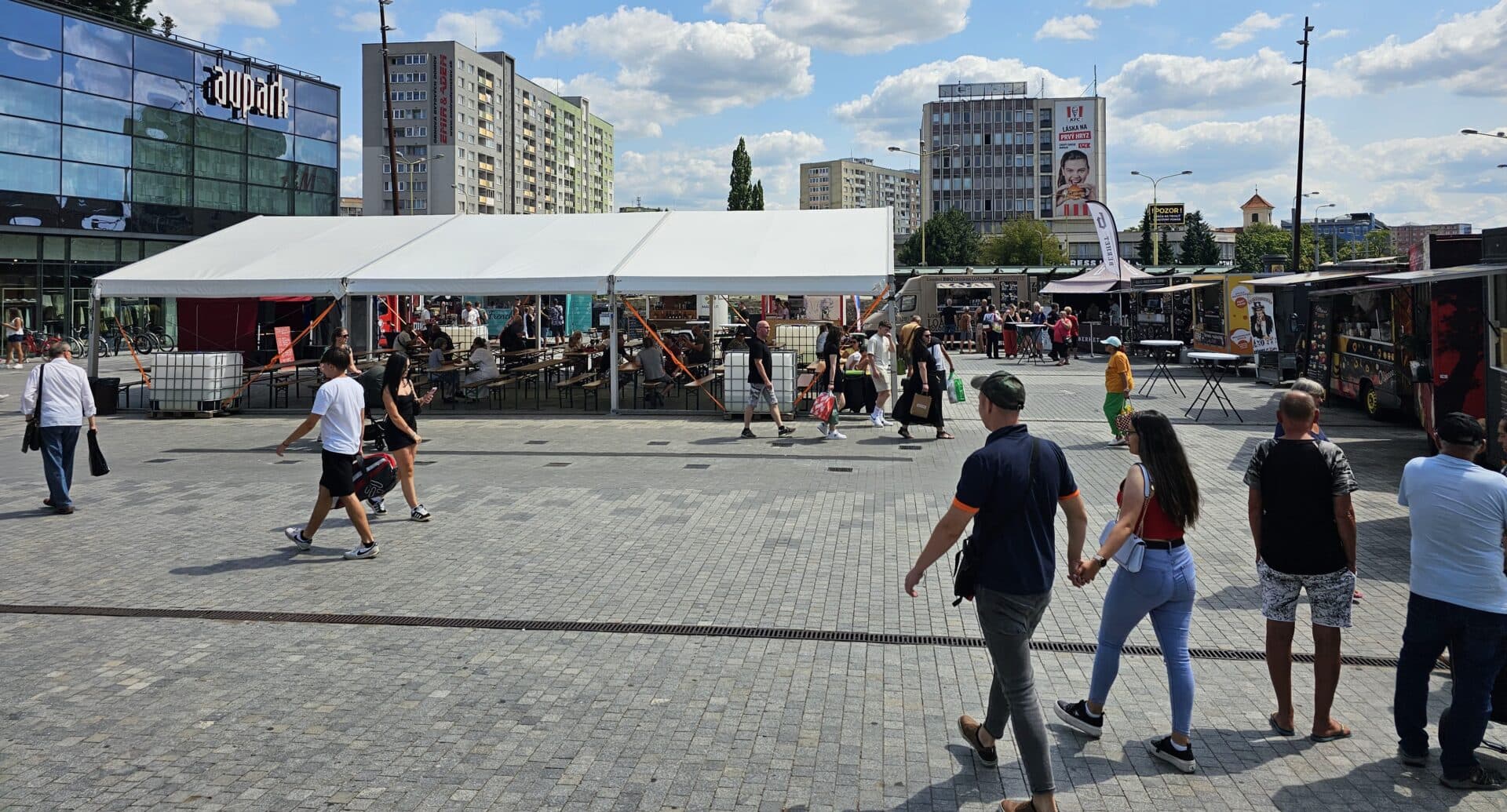 Pred Auparkom začal STREET FOOD! Vychutnať si môžete RÔZNE LAHÔDKY (FOTO)