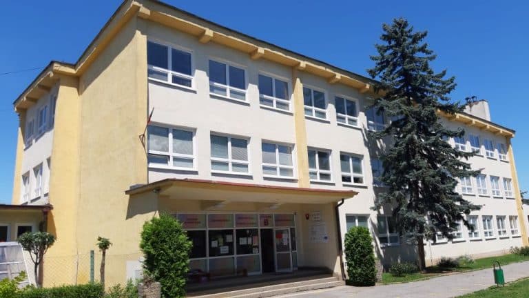Magistrát má koncepciu vzdelávania na nasledujúce roky, kraj rieši situáciu operatívne