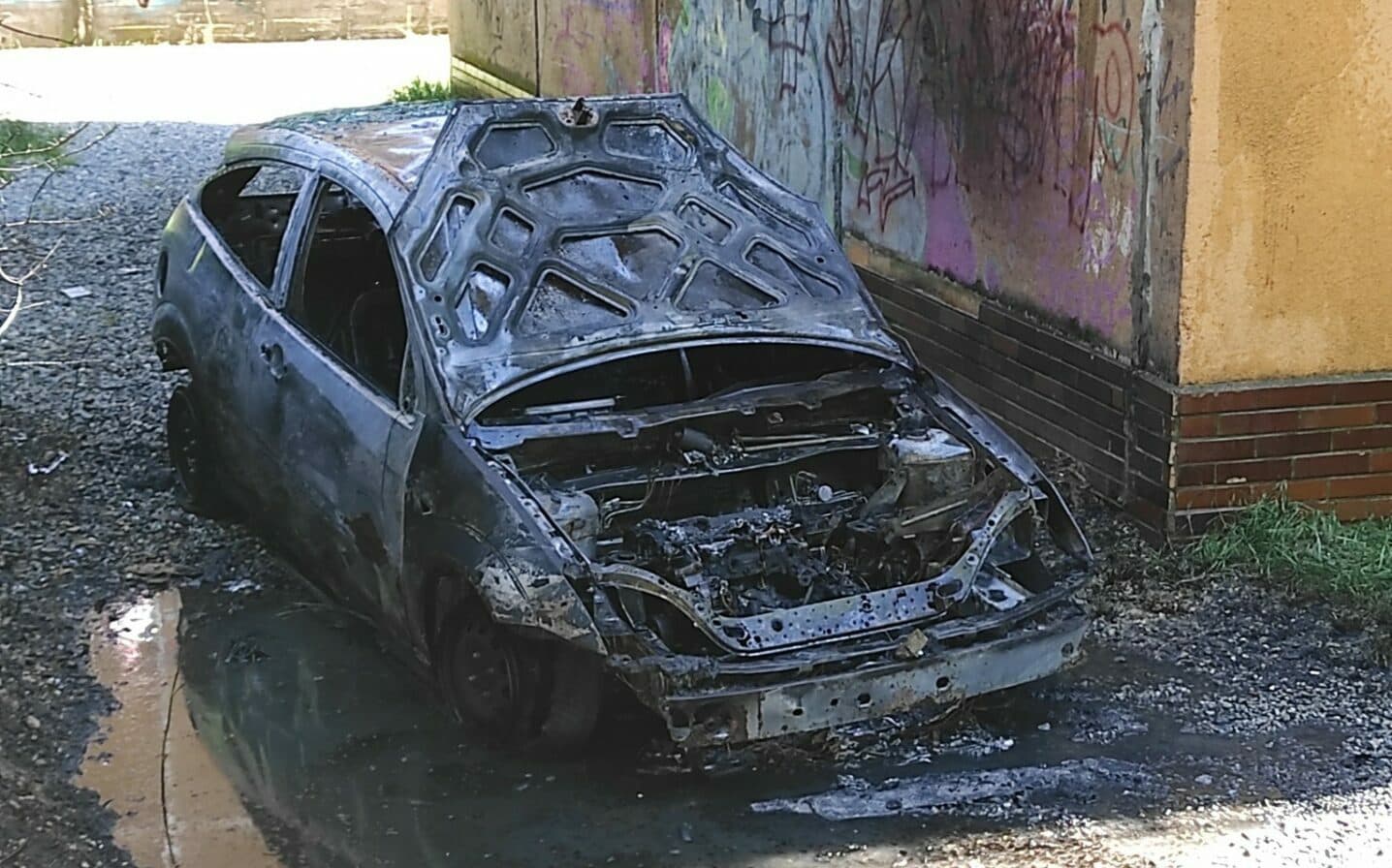 Požiar auta na Berlínskej ulici v Košiciach poškodil fasádu bytovky (FOTO+VIDEO)
