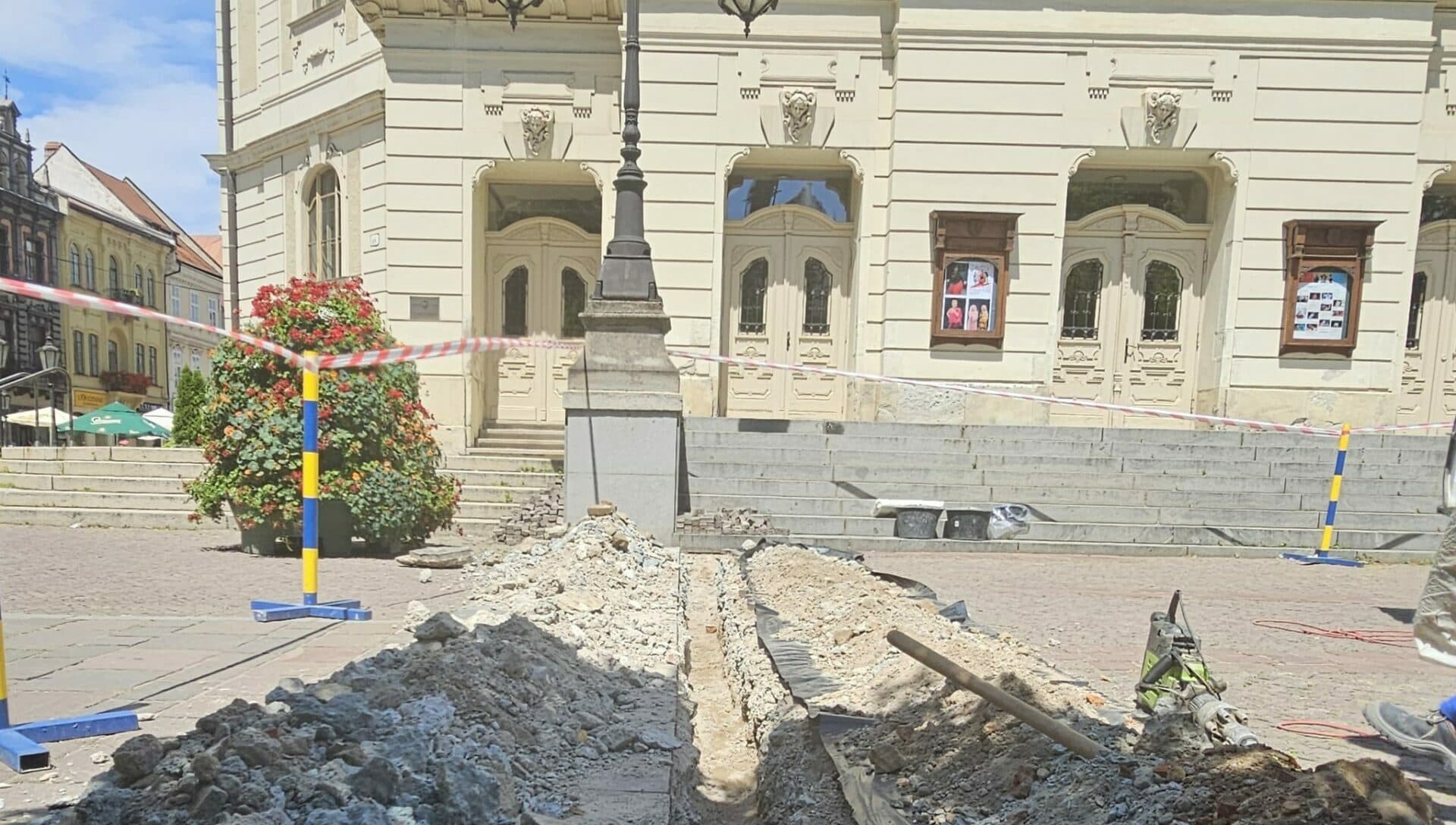 Mesto Košice upozorňuje na opravu verejného osvetlenia v okolí divadla a Spievajúcej fontány