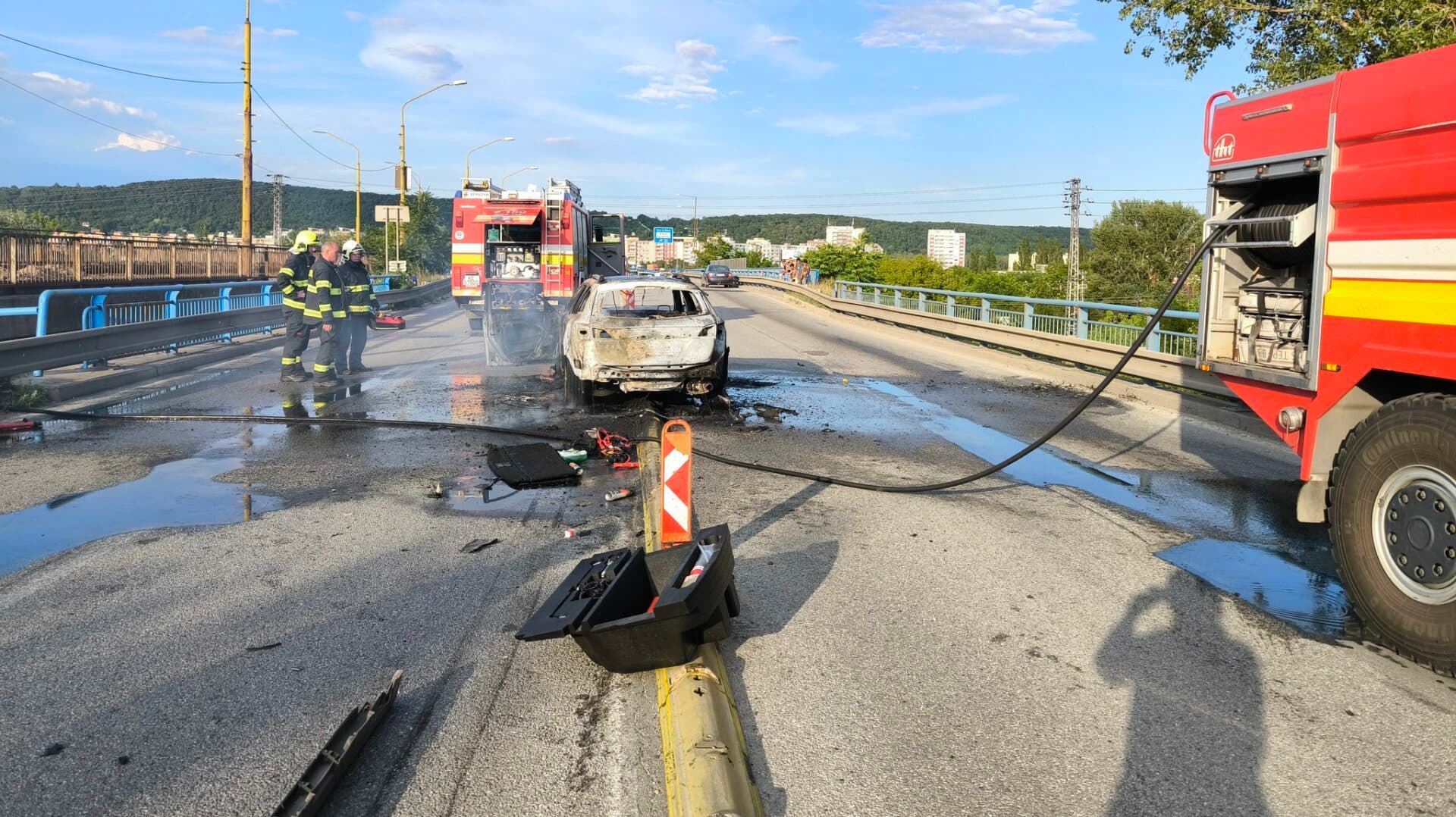 Hasiči zasahovali na moste VSS, zrazili sa tam dve autá a autobus MHD (FOTO)