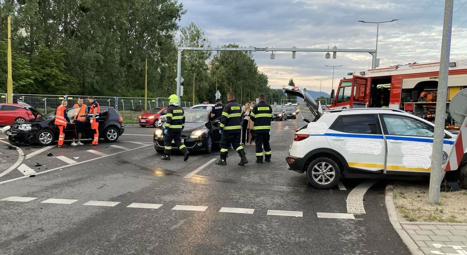Dopravná nehoda na Slaneckej ulici si vyžiadala troch zranených