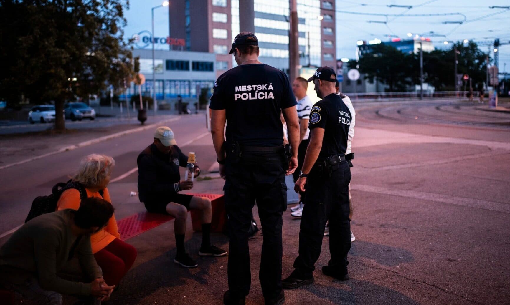 Mestská polícia kontrolovala alkohol na verejnosti, 14 prípadov riešila napomenutím