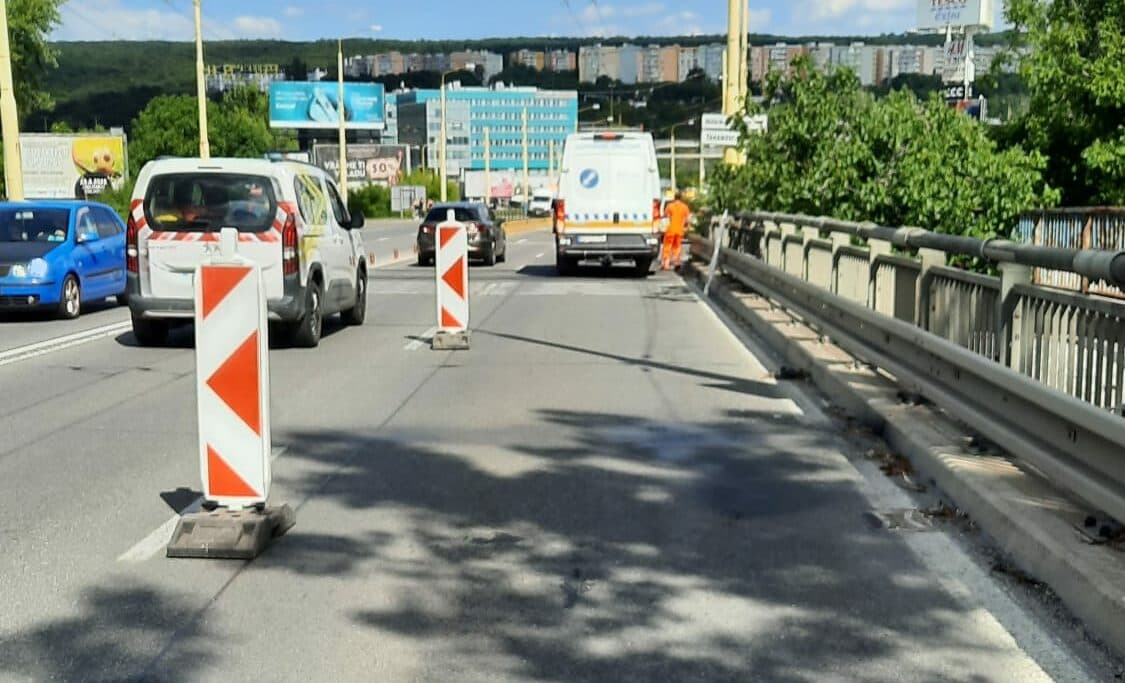 Po moste nad železnicou na Hlinkovej sa zatiaľ bude jazdiť v dvoch pruhoch