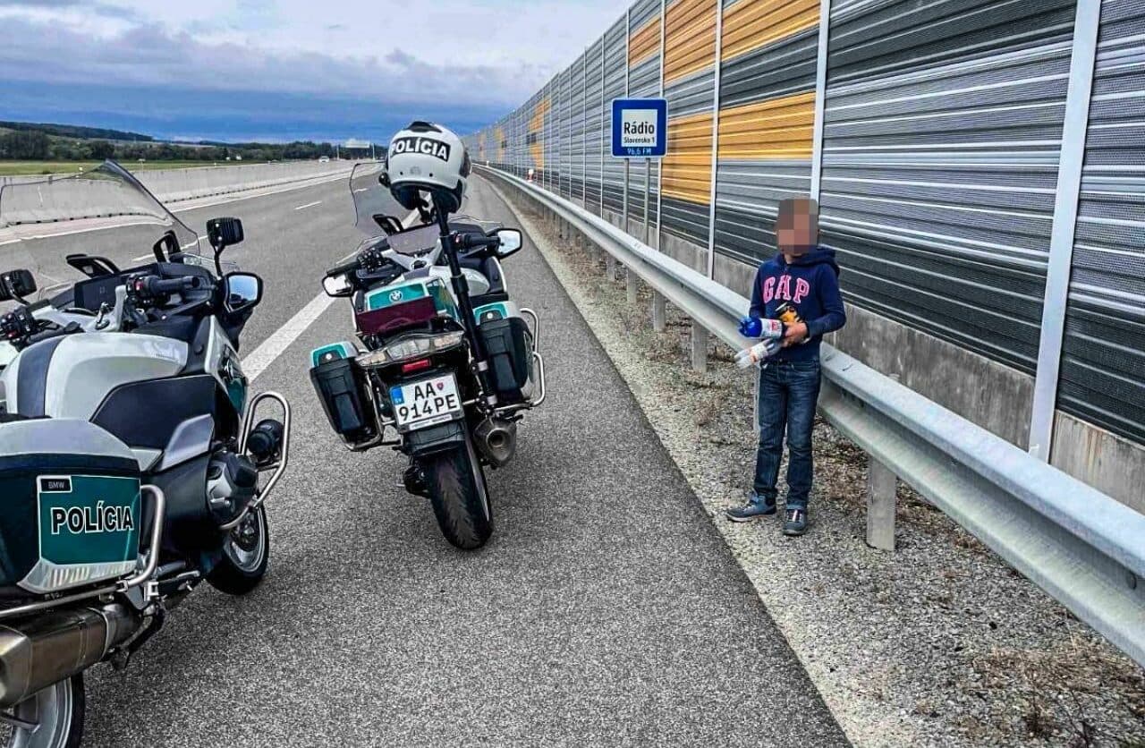 Polícia musela zasahovať na rýchlostnej ceste R2 pri Košiciach už krátko po jej otvorení, dôvodom bol maloletý chlapec