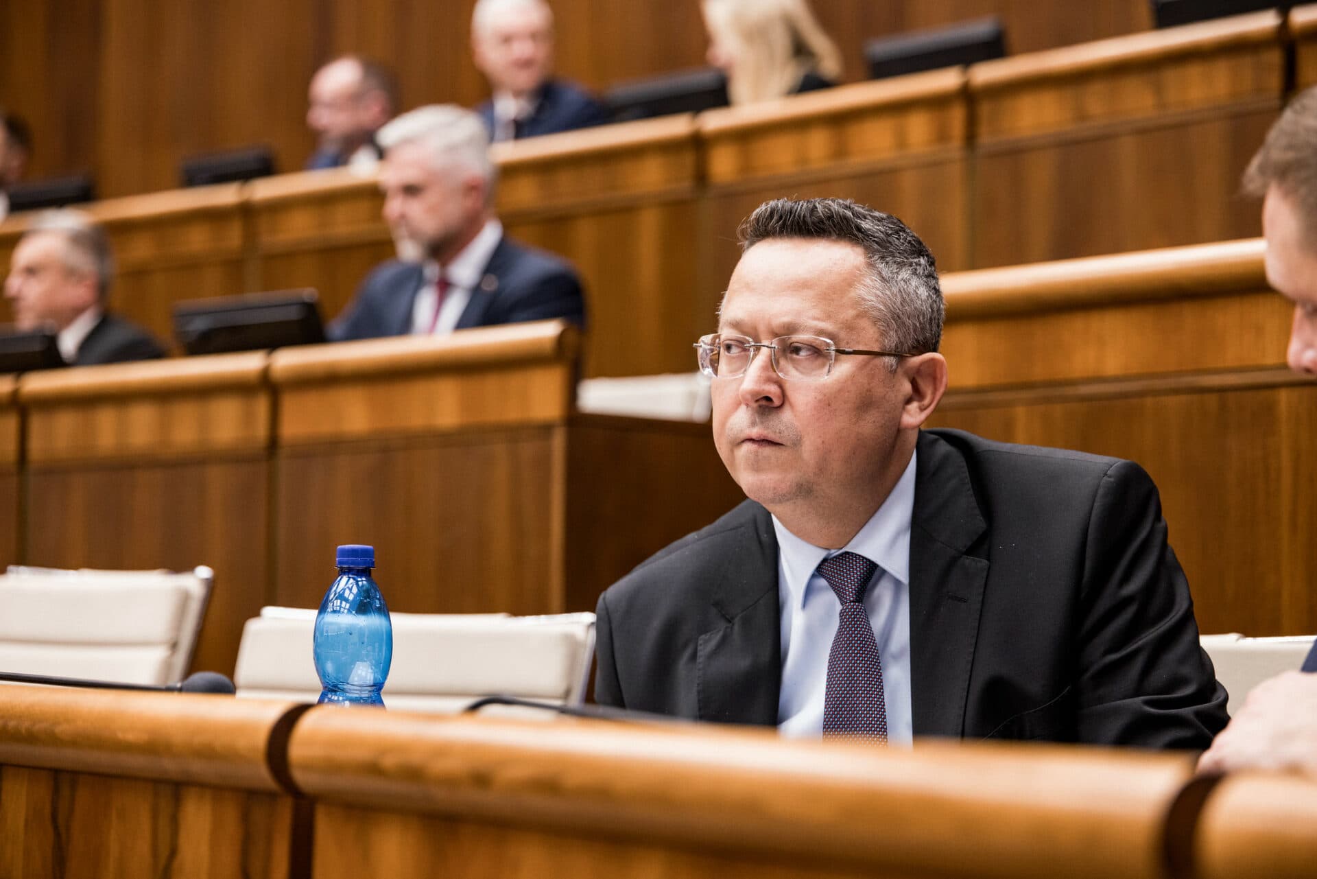 Konsolidácia rozdelila parlament