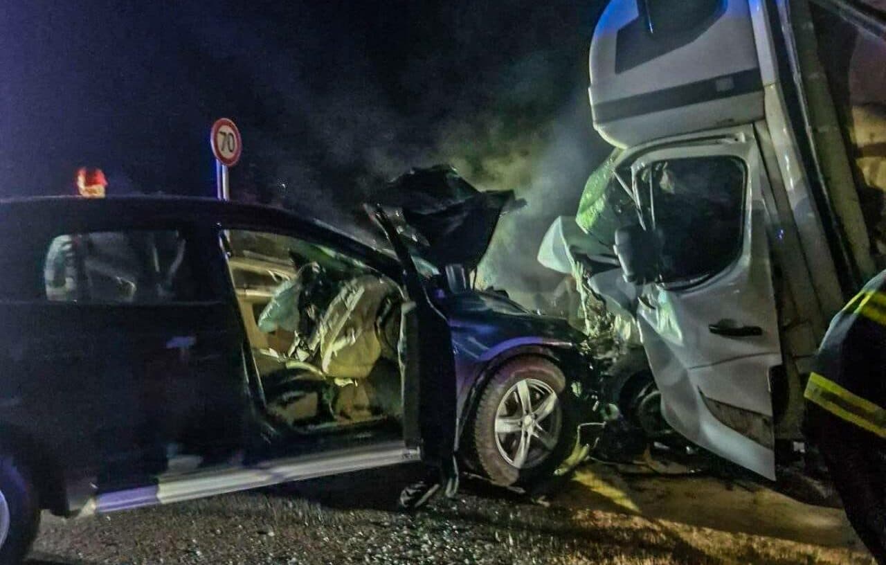Čelná zrážka pri Turni nad Bodvou si vyžiadala vážne zranenie vodiča (FOTO)
