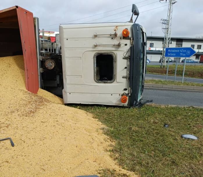 Na kruhovom objazde pri Bidovciach sa prevrátilo nákladné auto, na cestu sa vysypala sója