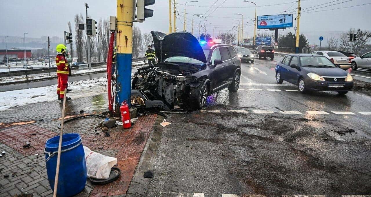 Dopravná nehoda na Hlinkovej ulici skončila ťažkým zranením spolujazdkyne