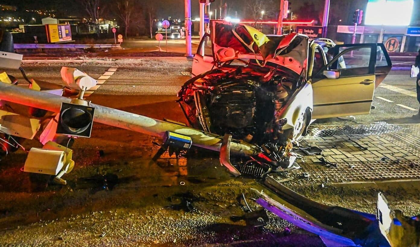 Vodič BMW narazil do semaforu, nafúkal vyše 2 promile (FOTO)
