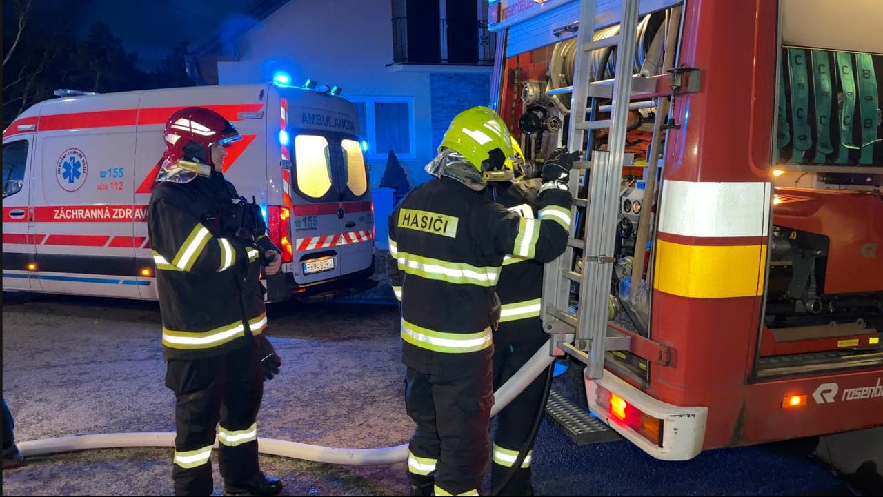 Pri požiari v Harichovciach jedna osoba utrpela popáleniny (FOTO)