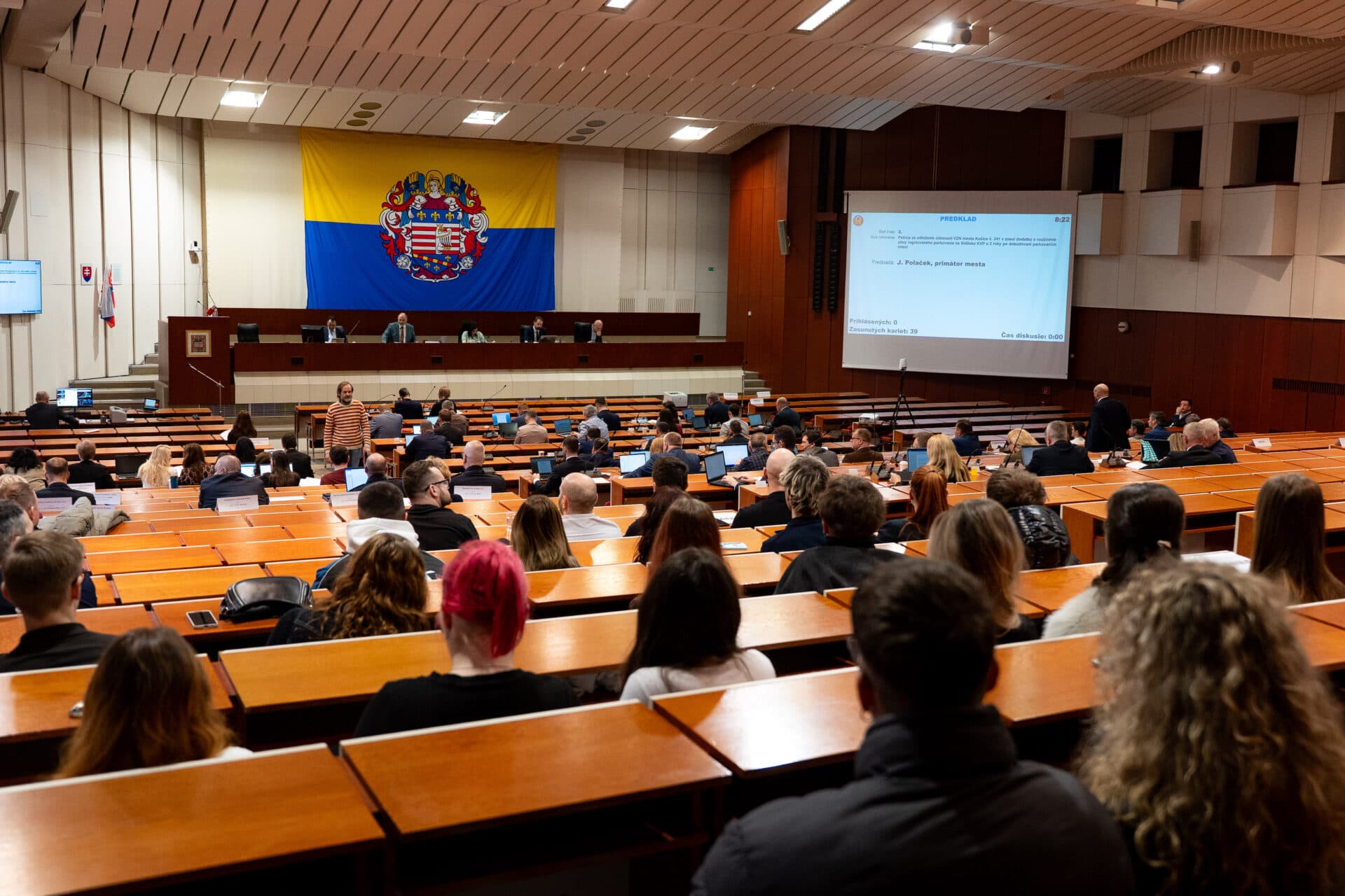 Rezidentské parkovanie na sídlisku KVP sa odkladá, pribudne tam 100 nových parkovacích miest