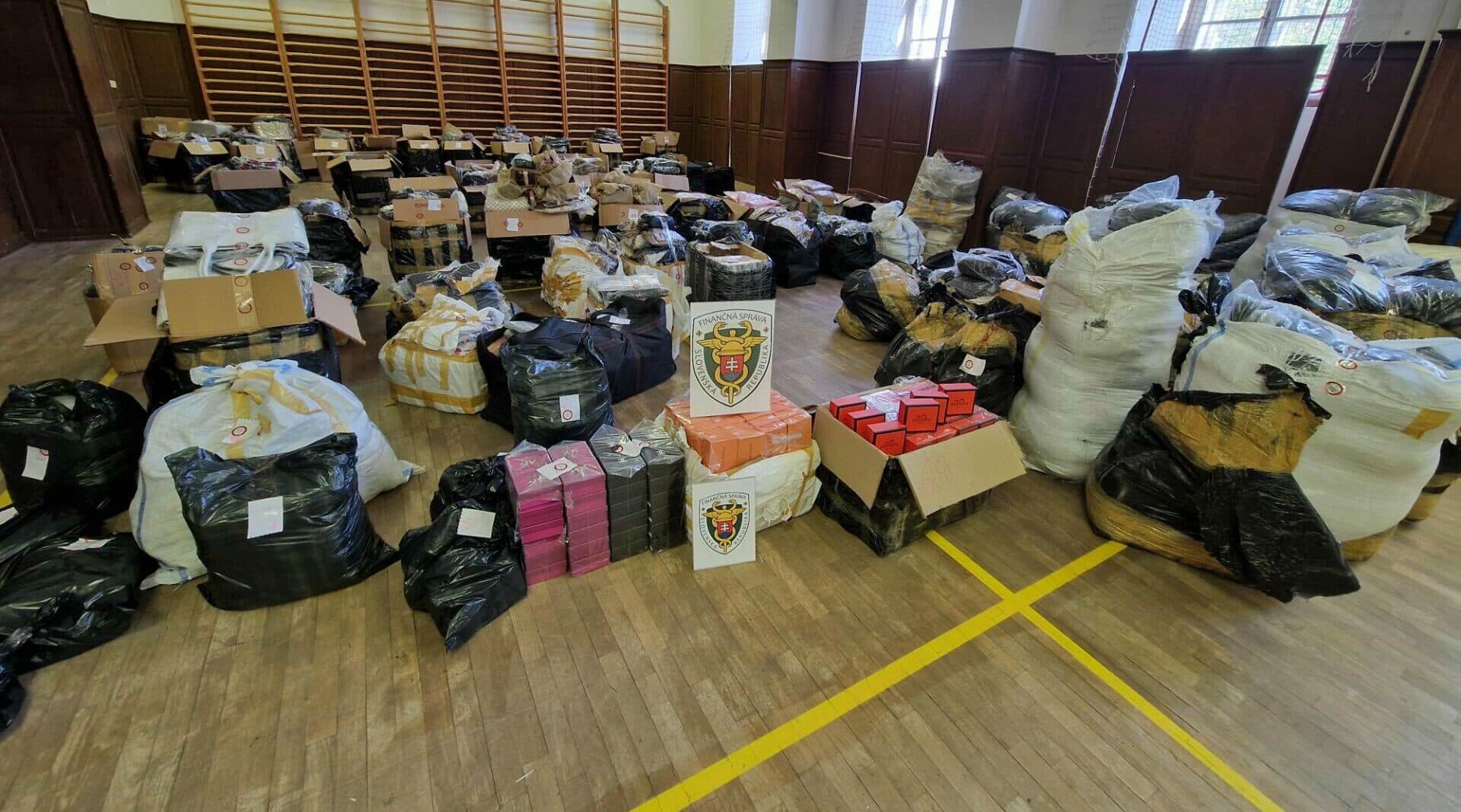 Colníci na R4 neďaleko Košíc zadržali falzifikáty svetových značiek (FOTO)