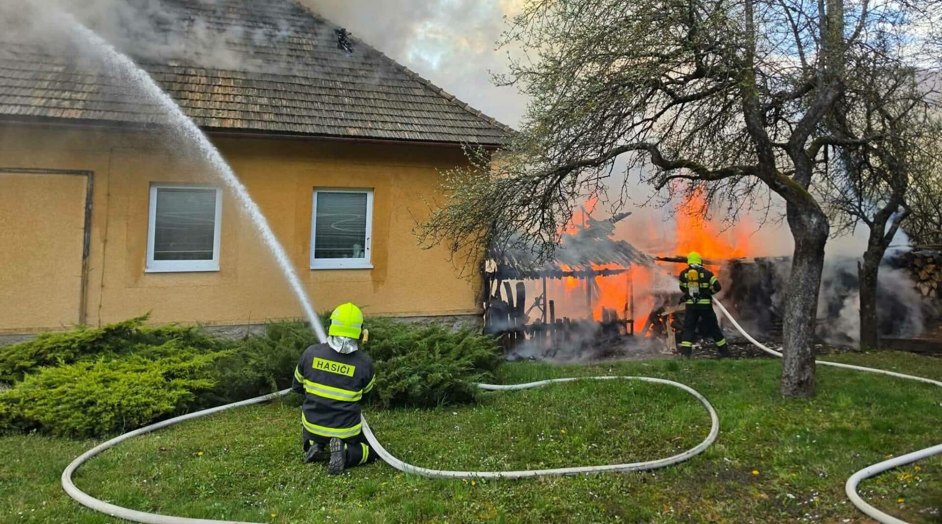 Pri požiari rodinného domu v Rakovnici vznikla škoda 80.000 eur (FOTO)