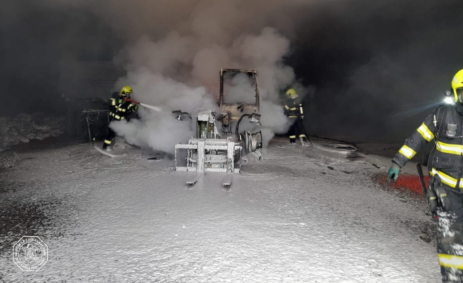 Požiar poľnohospodárskej haly v Parchovanoch spôsobil vysoké škody (FOTO)