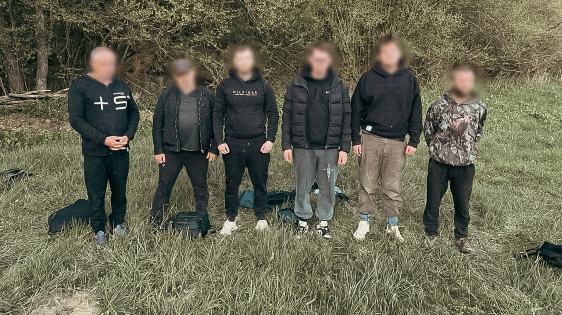 Polícia na východnej hranici zadržala prevádzača, cez les sprevádzal desať cudzincov (FOTO)