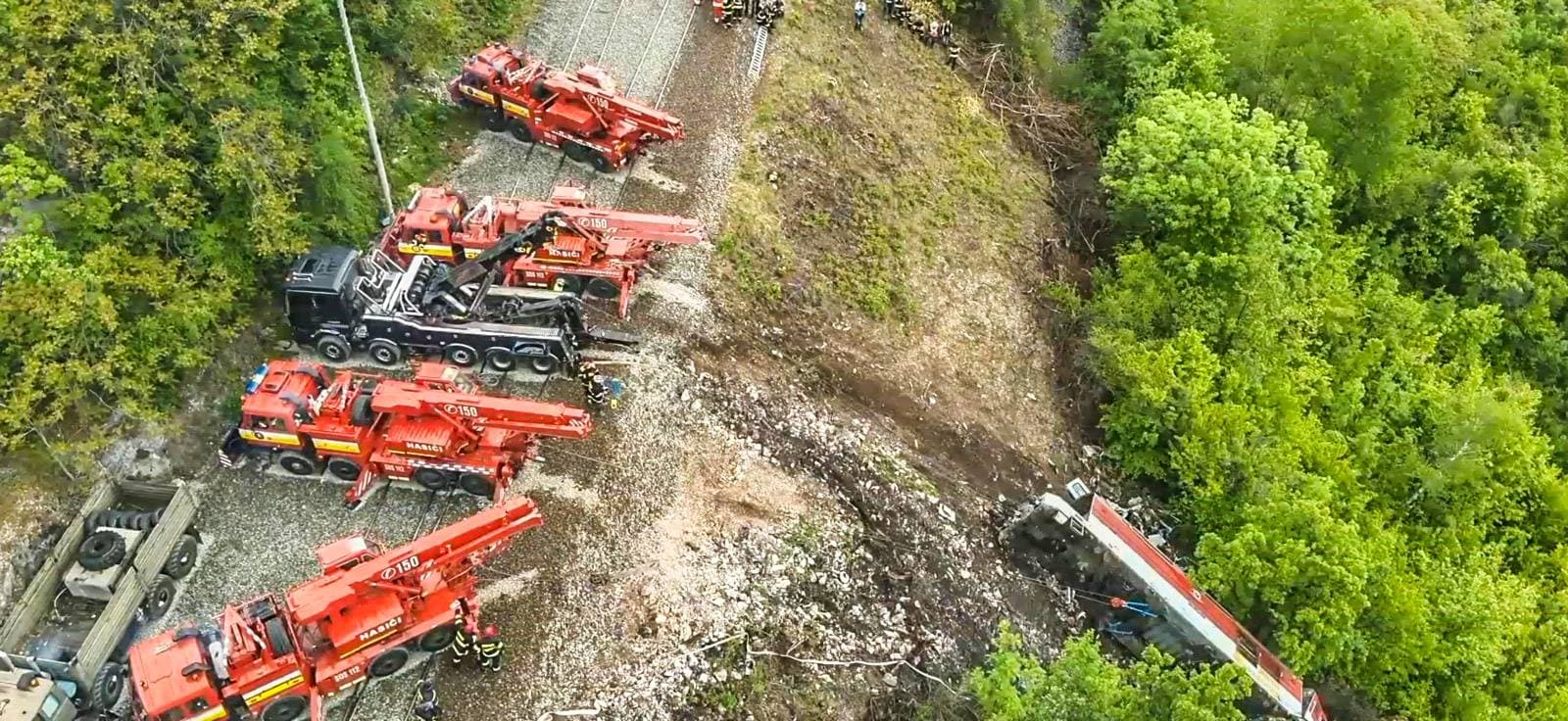 V Jablonove nad Turňou pokračujú práce na odstraňovaní havarovaného rušňa (FOTO)