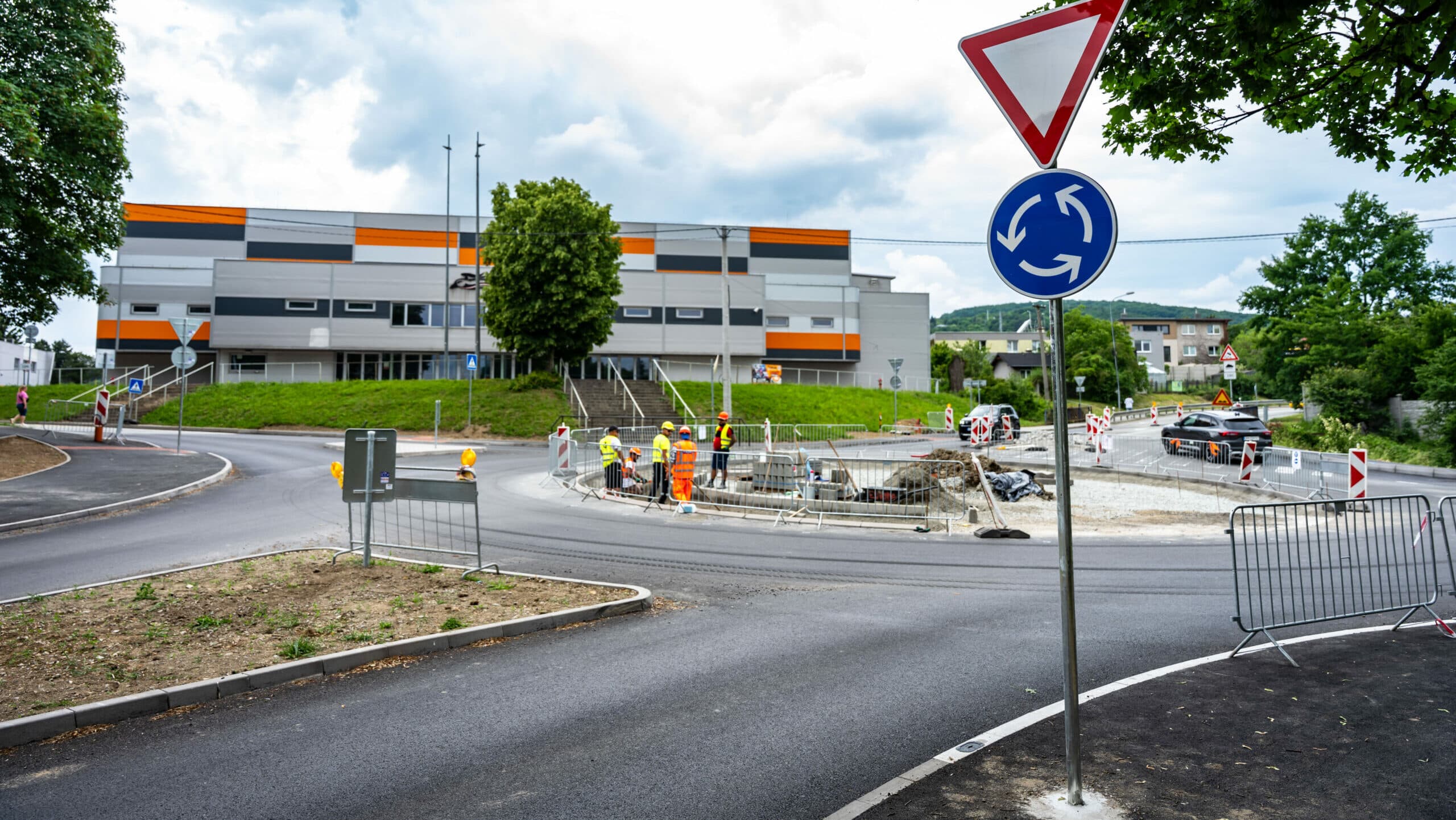 Fotografia k článku Na križovatke Kostolianska už motoristi jazdia ako na „kruháči“
