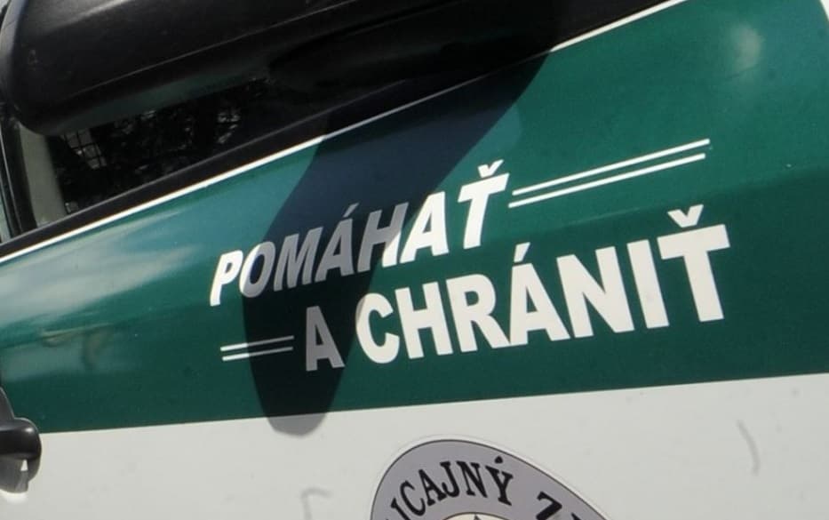 Polícia na obvinila z lúpeže 24-ročného mladíka, jeho obeťou bol tínedžer