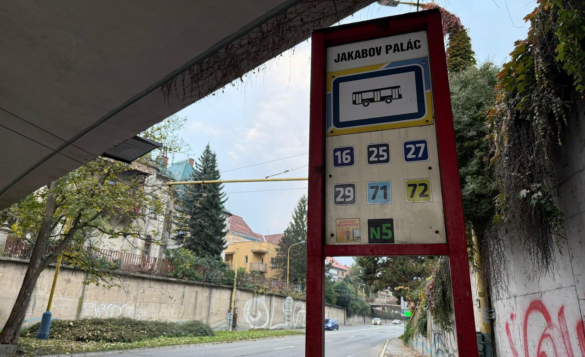 Zastávku Jakabov palác v smere na Mier pre modernizáciu dočasne rušia