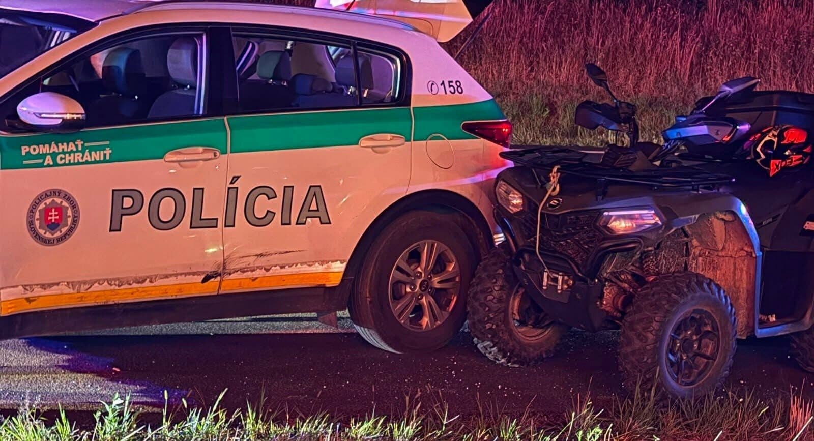 Mladík na štvorkolke v Rožňave pri úniku narazil do policajného auta