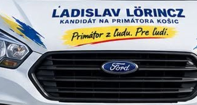 Detail kapoty vozidla s generatívnym nápisom LADISLAV